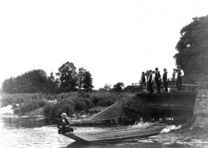 man on a punt welford weir 1900s